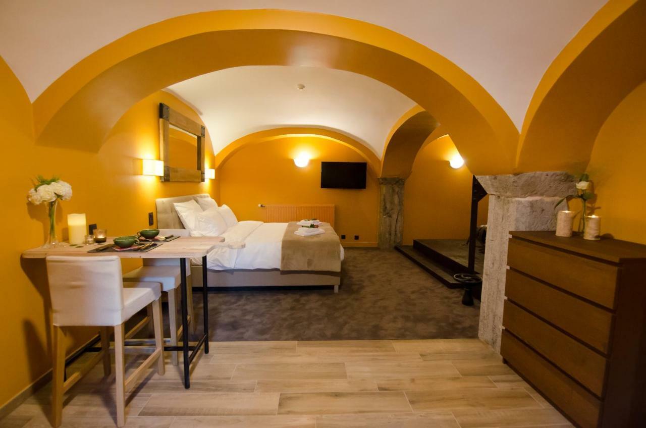 River Lodge Hotel Insolite Maredsous Eksteriør billede